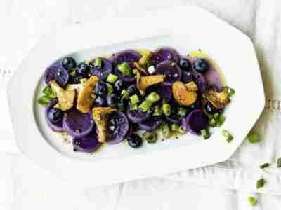 Blauer Kartoffelsalat mit Pilz-Vinaigrette