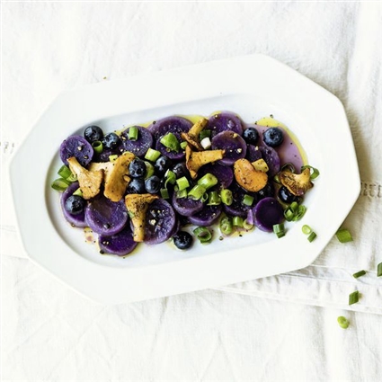 Blauer Kartoffelsalat mit Pilz-Vinaigrette