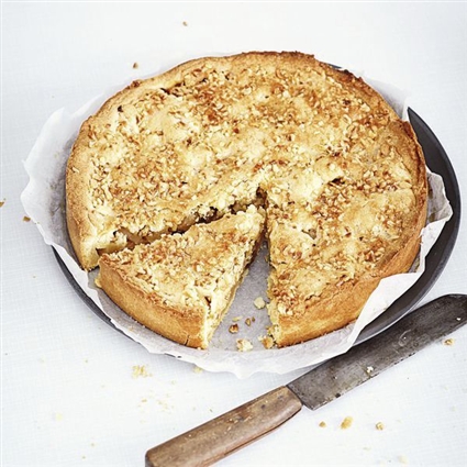Gedeckter Apfelkuchen mit Haselnüssen