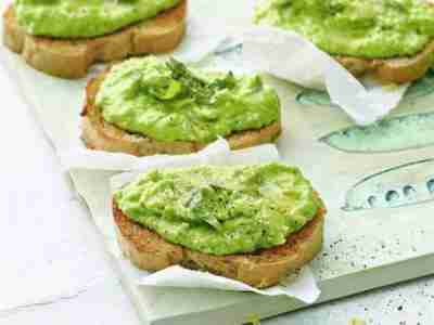 Crostini mit Erbsenpüree