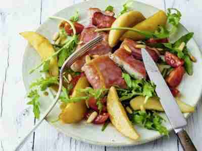 Ziegenkäse im Schinkenmantel auf Rucola-Birnen-Salat