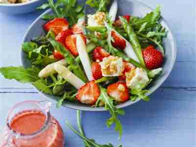 Erdbeer-Spargel-Salat mit Walnussfeta
