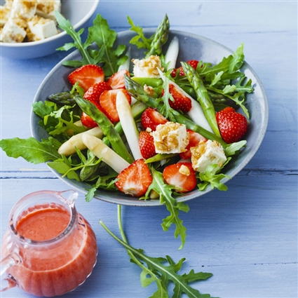 Erdbeer-Spargel-Salat mit Walnussfeta