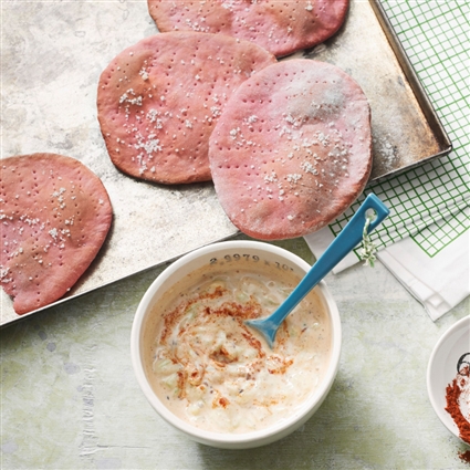 Pink-Pitabrot mit Gurken-Raïta