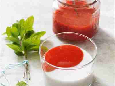 Vegane Kokos-Panna Cotta mit Erdbeersauce