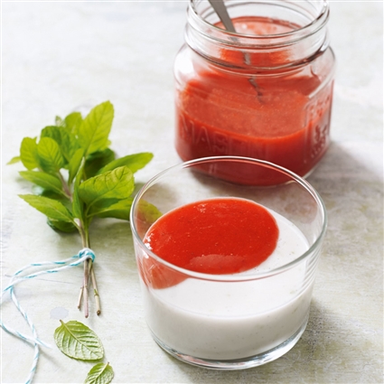 Vegane Kokos-Panna Cotta mit Erdbeersauce