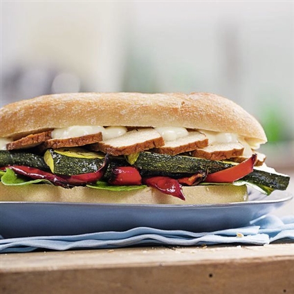 Sandwiches mit Räuchertofu und Ofengemüse