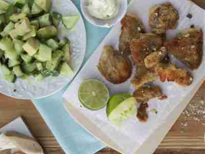 Gebackene Austernpilze mit Avocado-Gurkensalat