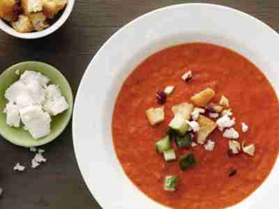 Roter Gazpacho mit Salzmandeln