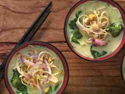 Zitronengrassuppe mit Ramen-Nudeln