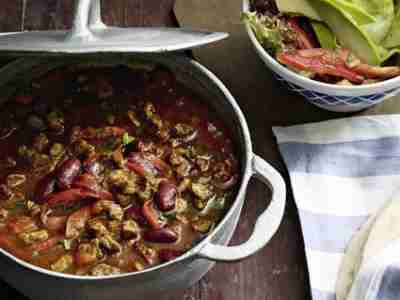 Chili con Carne mit Avocado-Gurken-Salat