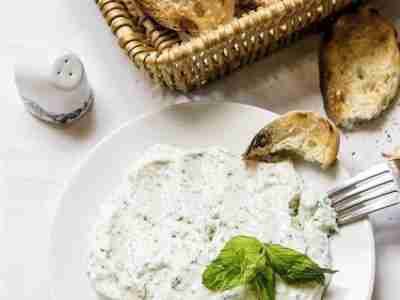 Joghurtpaste mit Schafskäse und Kräutern – türkische Meze