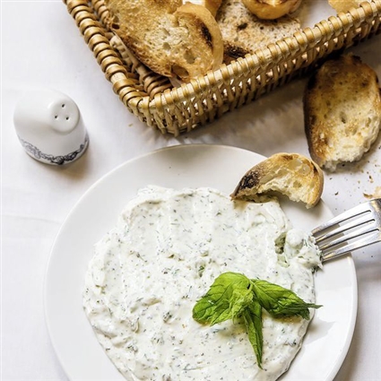 Joghurtpaste mit Schafskäse und Kräutern – türkische Meze