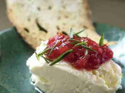 Ziegenkäsenocken mit Peperoni-Marmelade – türkische Meze
