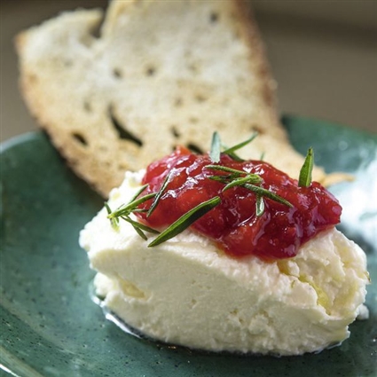 Ziegenkäsenocken mit Peperoni-Marmelade – türkische Meze