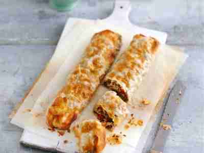 Schnelle Hackfleischstrudel mit Joghurtsauce