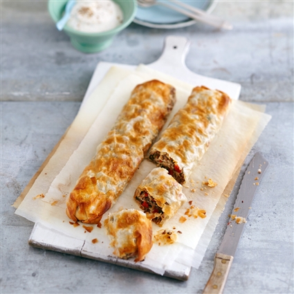Schnelle Hackfleischstrudel mit Joghurtsauce