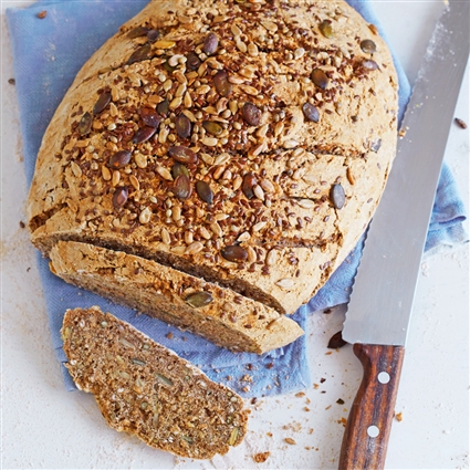 Dinkel-Mehrkornbrot mit Kernen