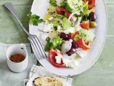 Griechischer Salat mit Erbsencreme-Crostini