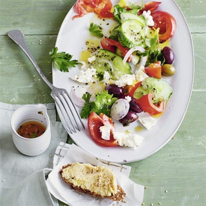 Griechischer Salat mit Erbsencreme-Crostini