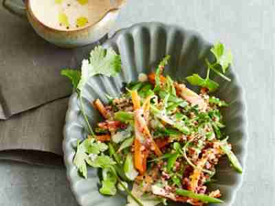 Quinoa-Kräuter-Salat mit Miso-Dressing