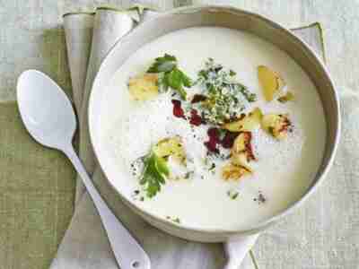 Pastinaken-Cremesuppe mit Kürbiskern-Gremolata