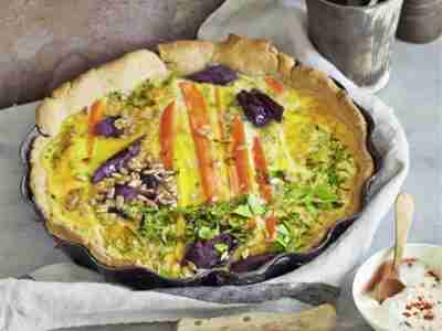 Bunte Möhren-Quiche mit Sonnenblumenkernen
