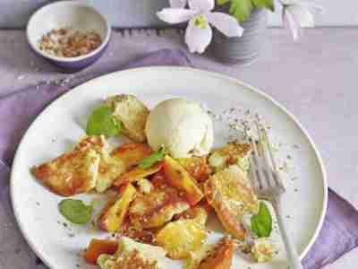Grießschmarren mit glasierten Sharonfrüchten