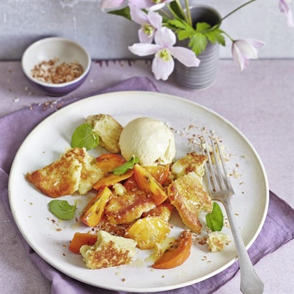 Grießschmarren mit glasierten Sharonfrüchten