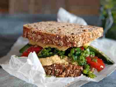 Veganes Sandwich mit Hummus und Chimichurri