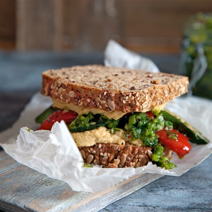 Veganes Sandwich mit Hummus und Chimichurri