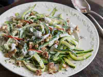 Veganer Zucchinisalat mit Walnüssen