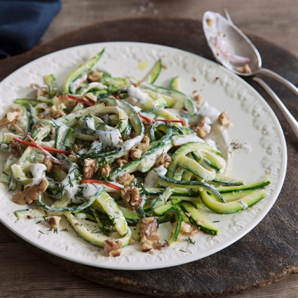 Veganer Zucchinisalat mit Walnüssen