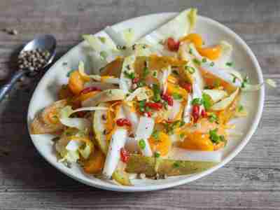 Veganer Chicoréesalat mit Birnen und Physalis