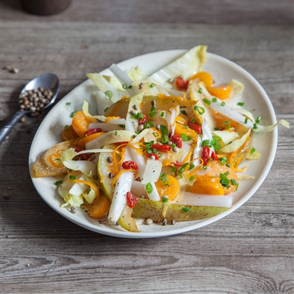 Veganer Chicoréesalat mit Birnen und Physalis