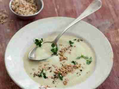 Vegane Bohnencremesuppe mit Amarant-Knusperpops