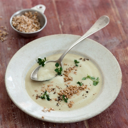 Vegane Bohnencremesuppe mit Amarant-Knusperpops