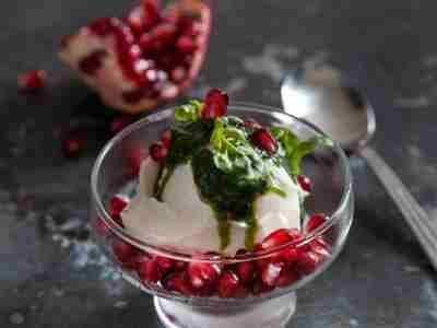 Veganer Frozen Yogurt mit Basilikum-Ingwer-Topping