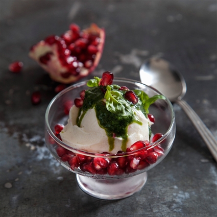 Veganer Frozen Yogurt mit Basilikum-Ingwer-Topping