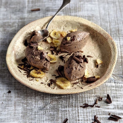 Veganes Bananeneis mit Schokosplittern