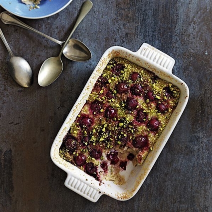 Veganer Quinoa-Auflauf mit Datteln und Kirschen