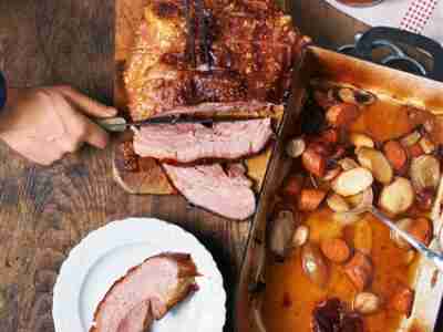 Krustenschweinebraten mit Dunkelbiersauce