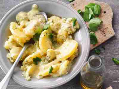 Aromatischer Kartoffelsalat mit Zwiebeln