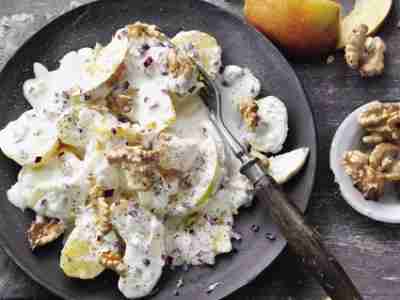 Kartoffelsalat mit Äpfeln und Walnüssen