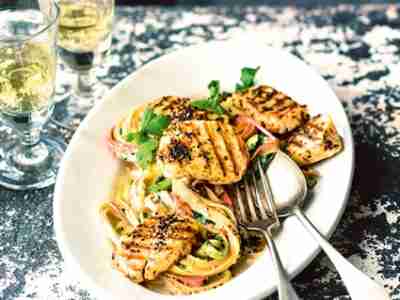 Gemüse-Linguine mit Halloumi