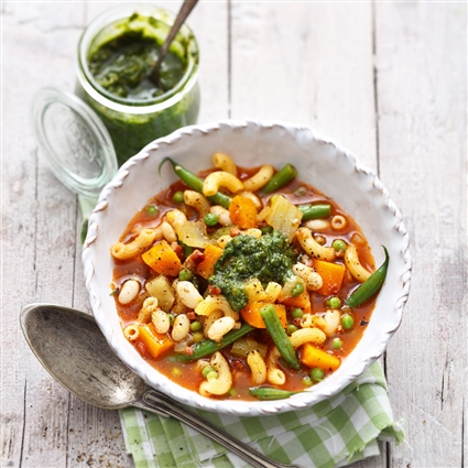 Bunte Minestrone mit Pesto