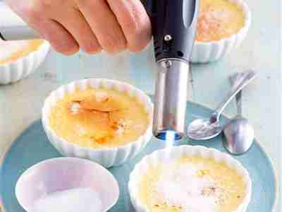 Klassische Crème brûlée mit Passionsfrucht