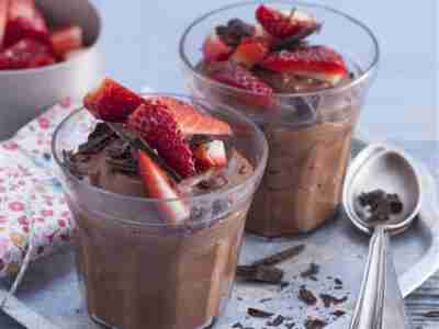 Mousse au chocolat mit Erdbeeren