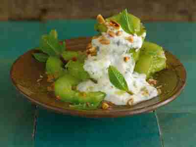 Warmer Gurkensalat mit Minzjoghurt