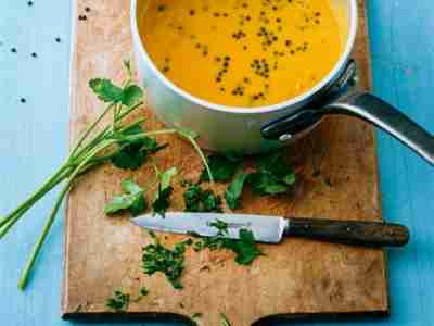 Kürbissuppe mit schwarzen Linsen